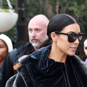 Exclusif - Kim Kardashian est allée déguster des friandises et des glaces à ‘Sloan's Homemade Ice Cream' avec sa soeur Kourtney Kardashian et sa fille Penelope à Topanga. Les deux soeurs portent des manteaux en fourrure. Kim fait des selfies avec des fans dans la rue. Le 27 février 2017