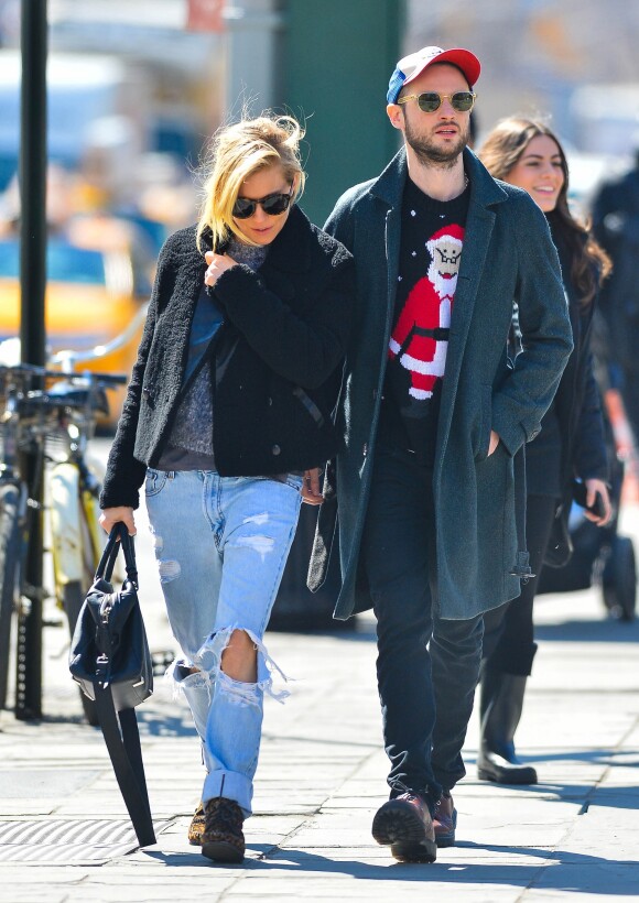 Sienna Miller et son mari Tom Sturridge se promènent dans les rues de New York, le 13 mars 2015