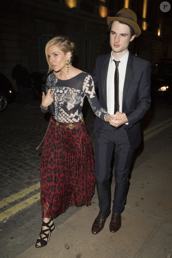 Sienna Miller et son fiancé Tom Sturridge - Arrivée des people à la soirée organisée par Kate Moss et "AnOther Magazine" pour fêter la couverture de cette dernière lors de la fashion week à Londres, le 15 septembre 2014.