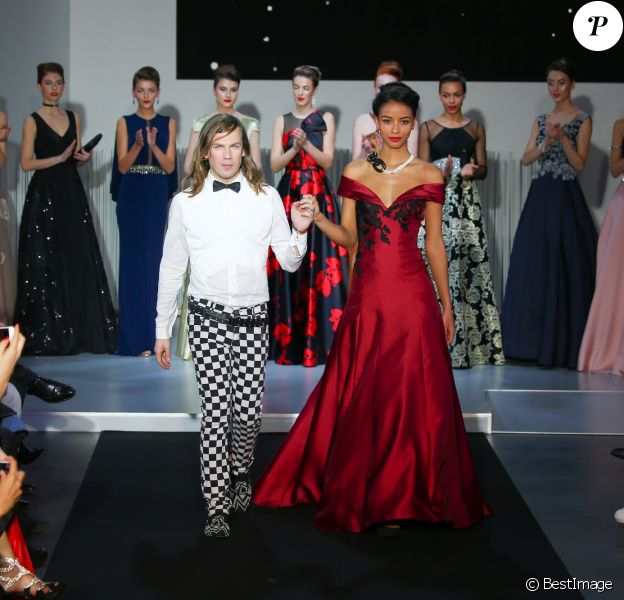 Christophe Guillarmé, Flora Coquerel (Miss France 2014) au défilé de mode "Christophe Guillarmé", collection prêt-à-porter Automne-Hiver 2017-2018 à l' Atelier Renault à Paris, le 1er Mars 2017.