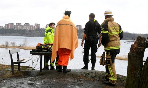 Les équipes de secours lors de leur intervention. Le comte Carl Adam Lewenhaupte, dit Noppe, ami d'enfance du roi Carl XVI Gustaf de Suède, a été retrouvé noyé dans les eaux entourant l'île Djurgården à Stockholm, le 1er mars 2017. Il avait 69 ans.