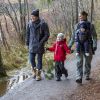 La princesse Victoria et le prince Daniel de Suède en pleine randonnée en famille avec leurs enfants Estelle et Oscar devant l'objectif du photographe Henrik Garlöv, photo diffusée lors des fêtes de fin d'année 2016.