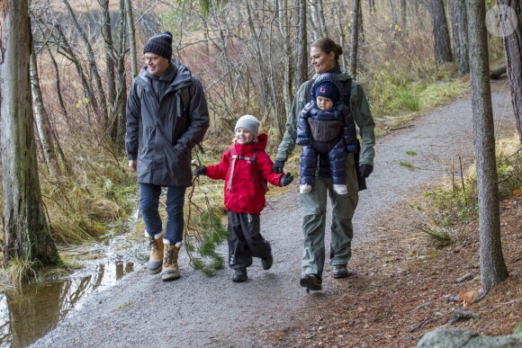 La princesse Victoria et le prince Daniel de Suède en pleine randonnée en famille avec leurs enfants Estelle et Oscar devant l'objectif du photographe Henrik Garlöv, photo diffusée lors des fêtes de fin d'année 2016.