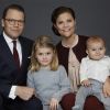 Portrait de famille du prince Daniel et de la princesse Estelle de Suède avec leurs enfants la princesse Estelle et le prince Oscar, réalisé par Anna-Lena Ahlström et diffusé en janvier 2017.