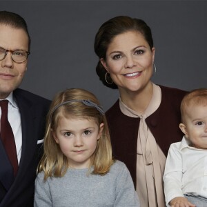 Portrait de famille du prince Daniel et de la princesse Estelle de Suède avec leurs enfants la princesse Estelle et le prince Oscar, réalisé par Anna-Lena Ahlström et diffusé en janvier 2017.