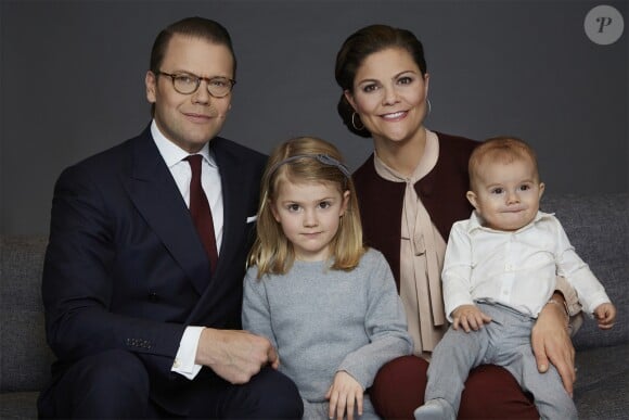Portrait de famille du prince Daniel et de la princesse Estelle de Suède avec leurs enfants la princesse Estelle et le prince Oscar, réalisé par Anna-Lena Ahlström et diffusé en janvier 2017.