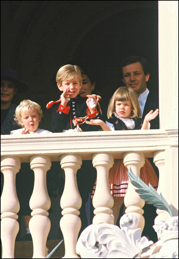 La princesse Caroline de Monaco et son mari Stefano Casiraghi avec leurs enfants Pierre, Andrea et Charlotte en novembre 1989 au balcon du palais princier lors de la Fête nationale monégasque. Devenu père à son tour le 28 février 2017 avec sa femme Beatrice Borromeo, Pierre Casiraghi a choisi de prénommer son fils Stefano, comme son père, décédé en 1990.