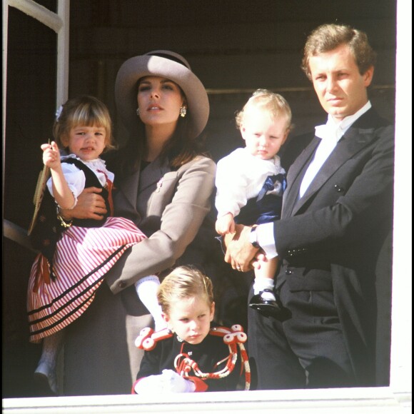 La princesse Caroline de Monaco et son mari Stefano Casiraghi avec leurs enfants Pierre, Andrea et Charlotte en novembre 1988 au balcon du palais princier lors de la Fête nationale monégasque. Devenu père à son tour le 28 février 2017 avec sa femme Beatrice Borromeo, Pierre Casiraghi a choisi de prénommer son fils Stefano, comme son père, décédé en 1990.