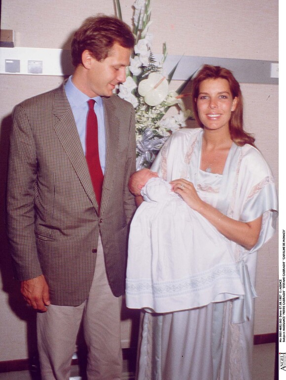 Stefano Casiraghi et la princesse Caroline de Monaco lors de la naissance de leur fils Pierre Casiraghi en septembre 1987. Devenu père à son tour le 28 février 2017 avec sa femme Beatrice Borromeo, Pierre Casiraghi a choisi de prénommer son fils Stefano, comme son père, décédé en 1990.