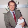Stefano Casiraghi avec son fils Pierre Casiraghi dans ses bras à la maternité en septembre 1987. Devenu père à son tour le 28 février 2017 avec sa femme Beatrice Borromeo, Pierre Casiraghi a choisi de prénommer son fils Stefano, comme son père, décédé en 1990.