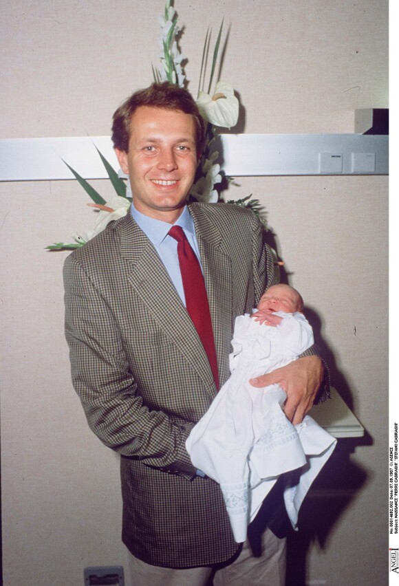 Stefano Casiraghi avec son fils Pierre Casiraghi dans ses bras à la maternité en septembre 1987. Devenu père à son tour le 28 février 2017 avec sa femme Beatrice Borromeo, Pierre Casiraghi a choisi de prénommer son fils Stefano, comme son père, décédé en 1990.