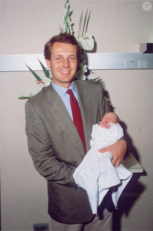 Stefano Casiraghi avec son fils Pierre Casiraghi dans ses bras à la maternité en septembre 1987. Devenu père à son tour le 28 février 2017 avec sa femme Beatrice Borromeo, Pierre Casiraghi a choisi de prénommer son fils Stefano, comme son père, mort en 1990.