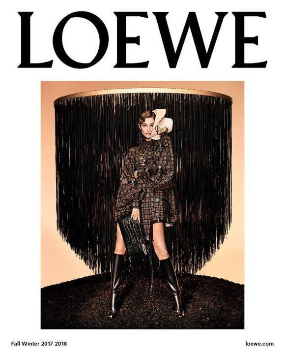 Gisele Bündchen figure sur la nouvelle campagne publicitaire de LOEWE. Photo par Steven Meisel.