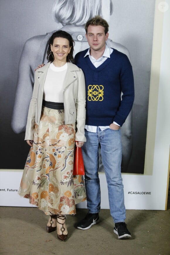 Le créateur Jonathan Anderson et Juliette Binoche à l'inauguration de l’exposition "LOEWE Past, Present, Future" à Madrid, le 17 novembre 2016.