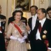 La reine Elizabeth II et François Mitterrand lors d'un dîner d'Etat à l'ambassade de France à Londres en novembre 1984. En arrière-plan, le duc d'Edimbourg, Sir Angus Ogilvy et la princesse Alexandra.
