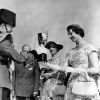 La princesse Alexandra de Kent, sous le regard de sa mère, remet une coupe au Trumpet Major A.F. Smith de la fanfare du Second Signals Regiment en septembre 1954 à Toronto.