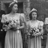 La princesse Elizabeth (future Elizabeth II), la princesse Alexandra de Kent et la princesse Margaret, demoiselles d'honneur au mariage de Patricia Mountbatten et Lord Brabourne en octobre 1946.