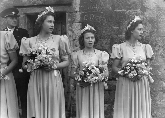 La princesse Elizabeth (future Elizabeth II), la princesse Alexandra de Kent et la princesse Margaret, demoiselles d'honneur au mariage de Patricia Mountbatten et Lord Brabourne en octobre 1946.