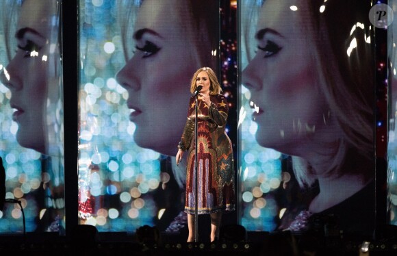 Adele (Meilleure artiste féminine anglaise, Meilleur single anglais de l'année pour "Hello", Meilleur album britannique pour "25", prix d'honneur) sur la scène de l'O2 Arena lors de la cérémonie des BRIT Awards 2016 à Londres, le 24 février 2016.