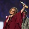 Adele (Meilleure artiste féminine anglaise, Meilleur single anglais de l'année pour "Hello", Meilleur album britannique pour "25", prix d'honneur) à la Cérémonie des BRIT Awards 2016 à l'O2 Arena à Londres, le 24 février 2016.