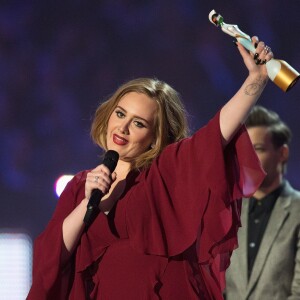 Adele (Meilleure artiste féminine anglaise, Meilleur single anglais de l'année pour "Hello", Meilleur album britannique pour "25", prix d'honneur) à la Cérémonie des BRIT Awards 2016 à l'O2 Arena à Londres, le 24 février 2016.