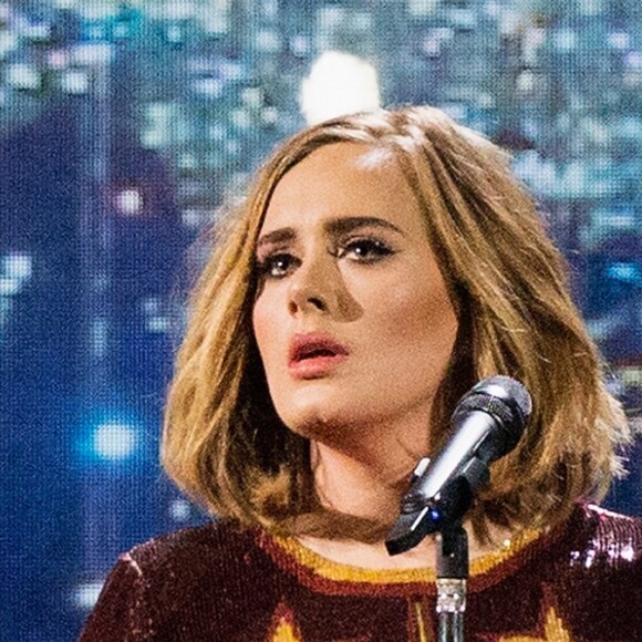 Adele (Meilleure artiste féminine anglaise, Meilleur single anglais de l'année pour "Hello", Meilleur album britannique pour "25", prix d'honneur) à la Cérémonie des BRIT Awards 2016 à l'O2 Arena à Londres, le 24 février 2016.