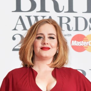 Adele à la soirée des "BRIT Awards" à l'O2 de Londres le 24 février 2016.