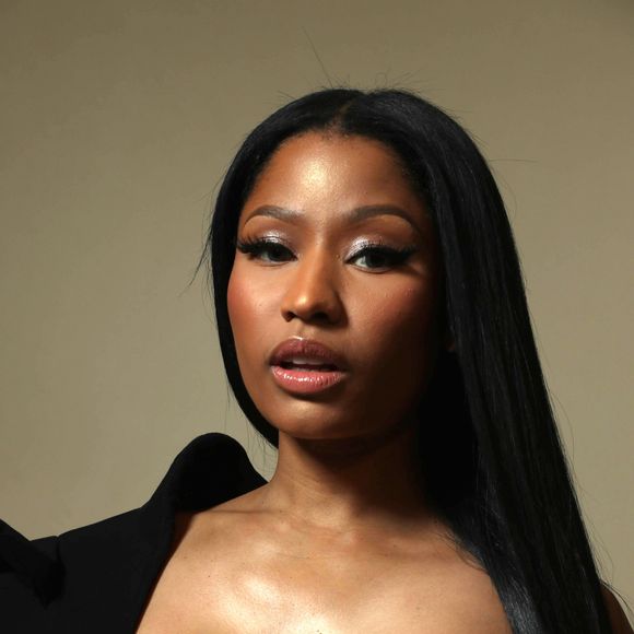 Nicki Minaj pose en backstage lors du défilé Haider Ackermann à l'occasion de la Fashion Week prêt-à-porter Automne-Hiver 2017-2018 à Paris le 5 mars 2017.