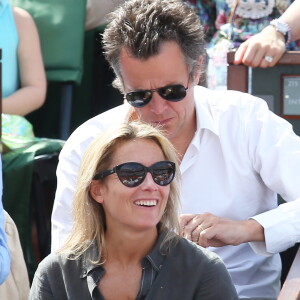 Anne-Sophie Lapix et son mari Arthur Sadoun - People dans les tribunes lors de la finale des Internationaux de tennis de Roland-Garros à Paris, le 7 juin 2015.