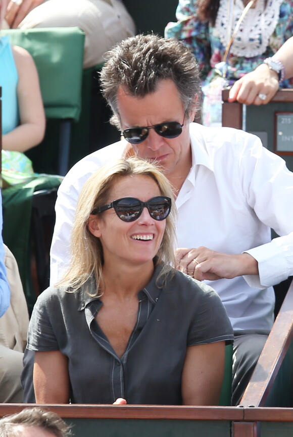 Anne-Sophie Lapix et son mari Arthur Sadoun - People dans les tribunes lors de la finale des Internationaux de tennis de Roland-Garros à Paris, le 7 juin 2015.