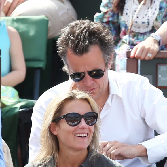 Anne-Sophie Lapix et son mari Arthur Sadoun - People dans les tribunes lors de la finale des Internationaux de tennis de Roland-Garros à Paris, le 7 juin 2015.