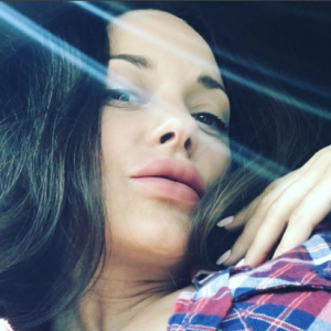 Marion Cotillard a fait le buzz sur Instagram le 7 mars 2017 avec une série de photos la montrant avec les lèvres gonflées, comme botoxées. Un nouveau coup de pub autour de la comédie Rock'n roll de son compagnon Guillaume Canet.