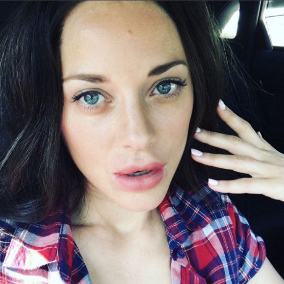Marion Cotillard a fait le buzz sur Instagram le 7 mars 2017 avec une série de photos la montrant avec les lèvres gonflées, comme botoxées. Un nouveau coup de buzz autour de la comédie Rock'n roll de son compagnon Guillaume Canet.