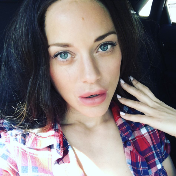 Marion Cotillard a fait le buzz sur Instagram le 7 mars 2017 avec une série de photos la montrant avec les lèvres gonflées, comme botoxées. Un nouveau coup de buzz autour de la comédie Rock'n roll de son compagnon Guillaume Canet.