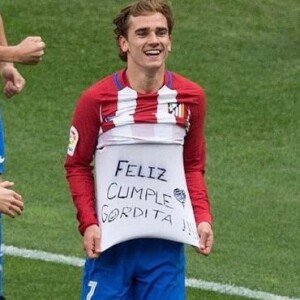 Antoine Griezmann célèbre le 25e anniversaire de sa compagne Erika Choprena lors du match Atlético Madrid - Valence le 5 mars 2017.