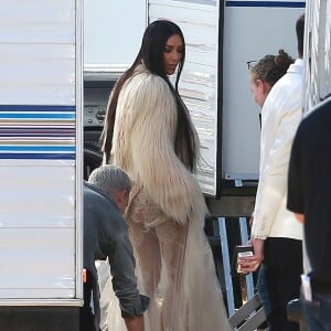 Kim Kardashian porte une robe beige en voile très transparent - Les acteurs sur le tournage de 'Ocean's Eight' à Los Angeles, le 6 mars 2017