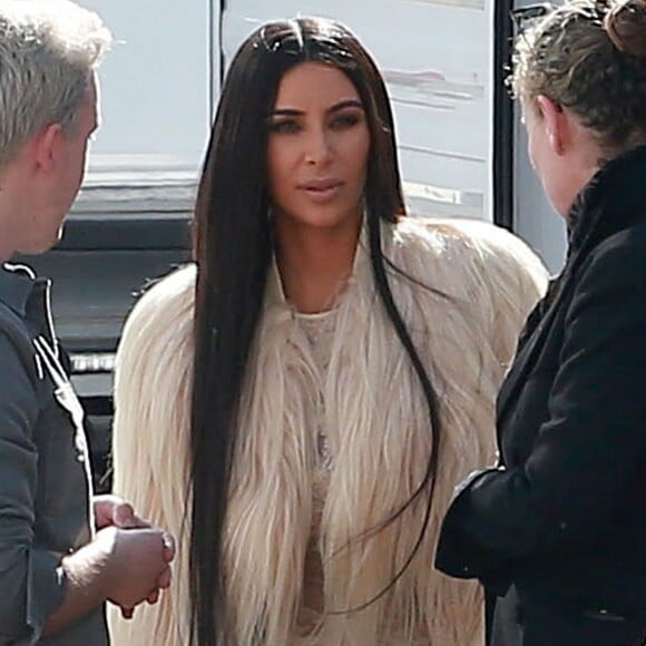 Kim Kardashian porte une robe beige en voile très transparent - Les acteurs sur le tournage de 'Ocean's Eight' à Los Angeles, le 6 mars 2017