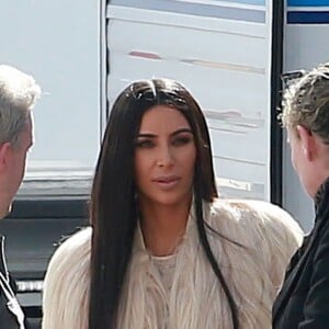 Kim Kardashian porte une robe beige en voile très transparent - Les acteurs sur le tournage de 'Ocean's Eight' à Los Angeles, le 6 mars 2017