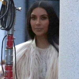 Kim Kardashian porte une robe beige en voile très transparent - Les acteurs sur le tournage de 'Ocean's Eight' à Los Angeles, le 6 mars 2017