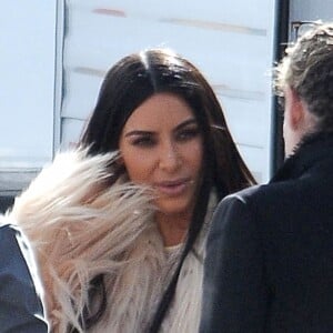 Kim Kardashian porte une robe beige en voile très transparent - Les acteurs sur le tournage de 'Ocean's Eight' à Los Angeles, le 6 mars 2017