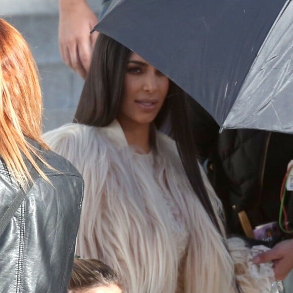 Kim Kardashian porte une robe beige en voile très transparent - Les acteurs sur le tournage de 'Ocean's Eight' à Los Angeles, le 6 mars 2017