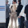 Kim Kardashian porte une robe beige en voile très transparent - Les acteurs sur le tournage de 'Ocean's Eight' à Los Angeles, le 6 mars 2017
