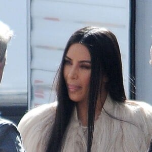 Kim Kardashian porte une robe beige en voile très transparent - Les acteurs sur le tournage de 'Ocean's Eight' à Los Angeles, le 6 mars 2017