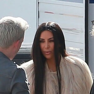 Kim Kardashian porte une robe beige en voile très transparent - Les acteurs sur le tournage de 'Ocean's Eight' à Los Angeles, le 6 mars 2017