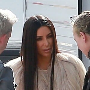 Kim Kardashian porte une robe beige en voile très transparent - Les acteurs sur le tournage de 'Ocean's Eight' à Los Angeles, le 6 mars 2017