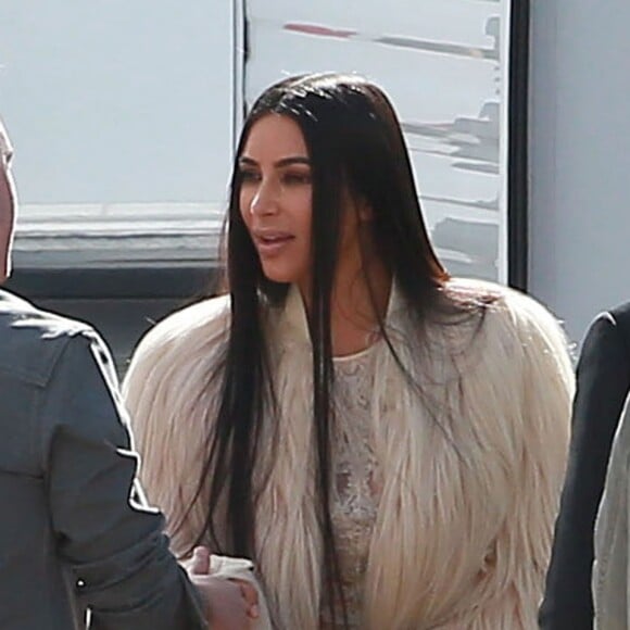 Kim Kardashian porte une robe beige en voile très transparent - Les acteurs sur le tournage de 'Ocean's Eight' à Los Angeles, le 6 mars 2017