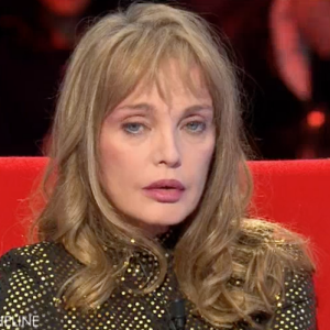 Emission "Le Divan" présentée par Marc-Olivier Fogiel avec Arielle Dombasle en invitée. Sur France 3, le 7 mars 2017.