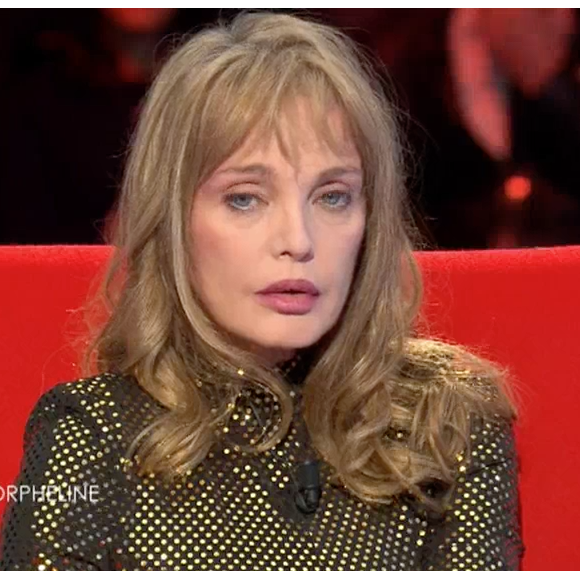 Emission "Le Divan" présentée par Marc-Olivier Fogiel avec Arielle Dombasle en invitée. Sur France 3, le 7 mars 2017.