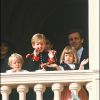 La princesse Caroline de Monaco et son mari Stefano Casiraghi avec leurs enfants Pierre, Andrea et Charlotte en novembre 1989 au balcon du palais princier lors de la Fête nationale monégasque. Devenu père à son tour le 28 février 2017 avec sa femme Beatrice Borromeo, Pierre Casiraghi a choisi de prénommer son fils Stefano, comme son père, décédé en 1990.