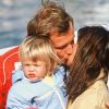Pierre Casiraghi et la princesse Caroline de Monaco, avec leur fille Charlotte, s'embrassent lors de vacances à Guernesey en septembre 1988.